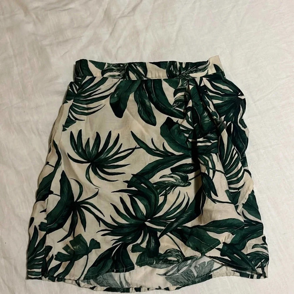 H&M Banana Leaf Print Skirt 2 - Picture 1 of 4